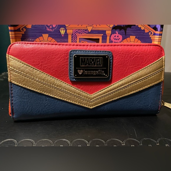 Captain Marvel Loungefly Wallet - Picture 2 of 3